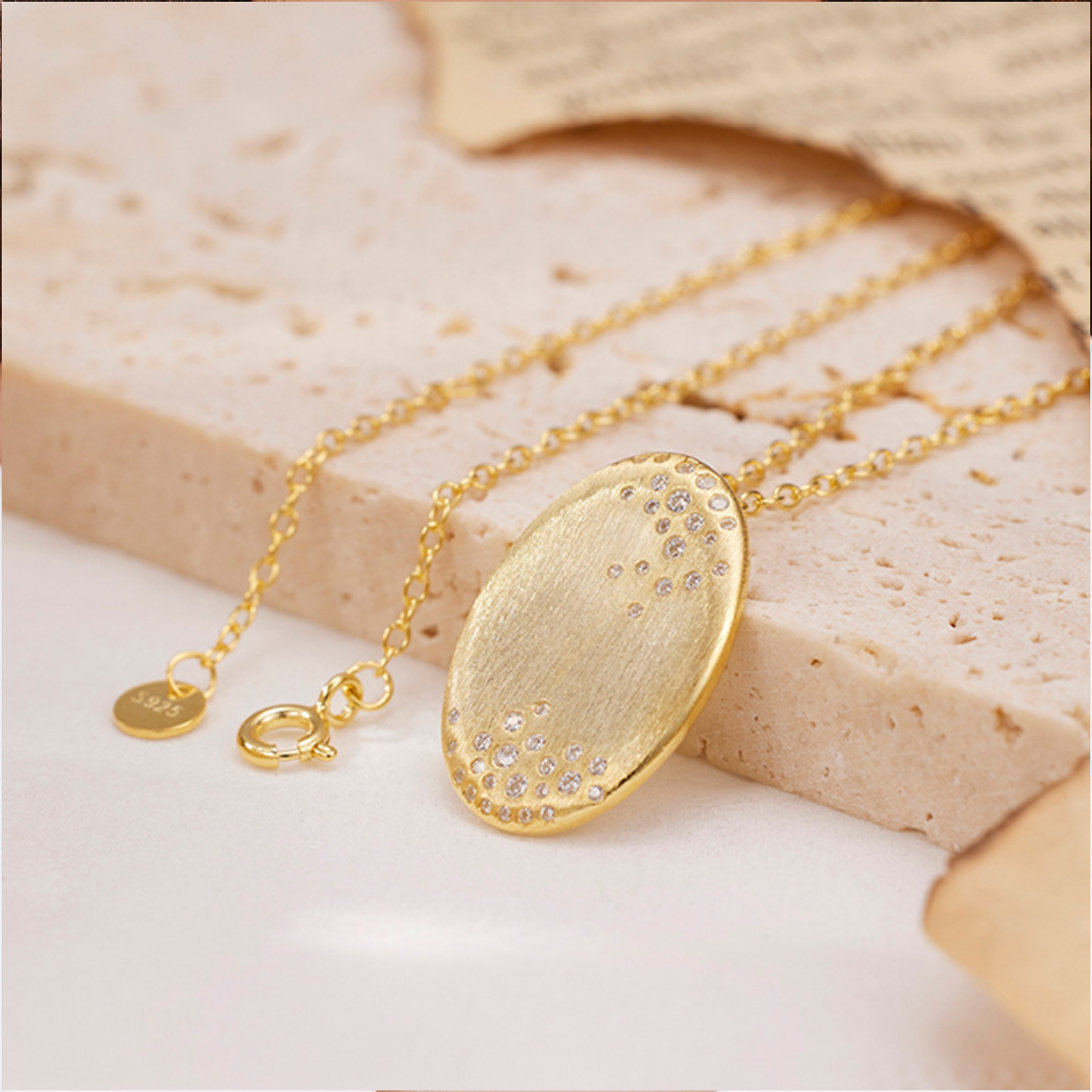 Oval pendant gold necklace