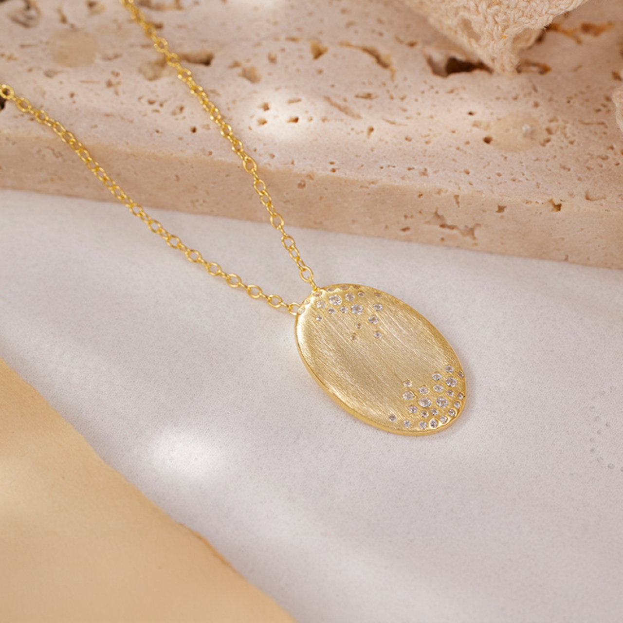 Oval pendant gold necklace